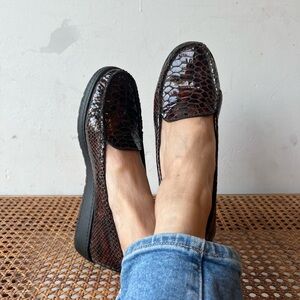 Stuart Weitzman Elegant Brown Loafers for Women